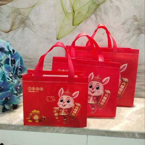 紅色無紡布手提袋喜慶禮品袋兔寶寶滿月禮袋衣服鞋帽禮盒袋批發(fā)