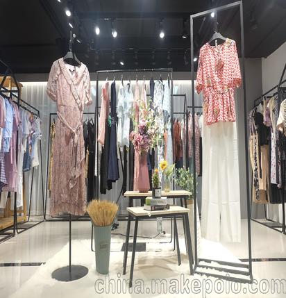廣州 品牌折扣女裝 時尚元素 淺粉碎花腰帶款連衣裙 尾貨批發(fā)