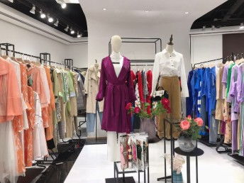 圖 香港藝素國際女裝批發(fā)一手貨源 廣州服裝 鞋帽 箱包
